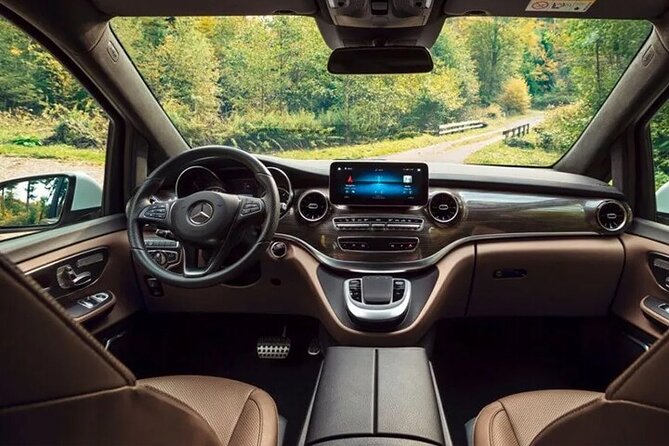 Departure by Private Minivan from Vienna to Vienna Airport VIE - The Ride: MB Vito Class Comfort and the Realities of Space
