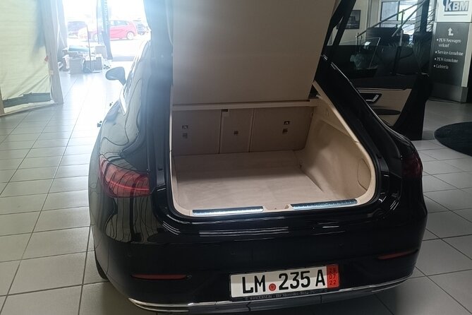 Exclusive green transfer - First Contact at Vienna Airport: Name Tablet and Exact Pickup Times