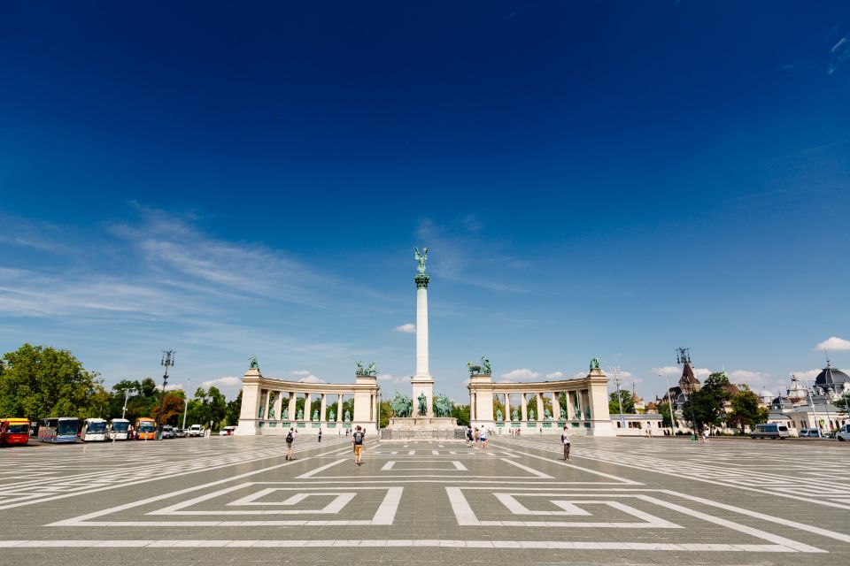From Vienna: Guided Day Trip to Budapest - St. Stephen’s Basilica and the guided city walk in the center