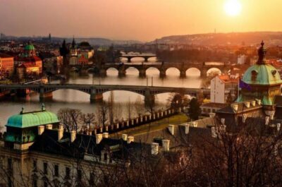 From Vienna: Prague Small-Group Guided Day Tour - Prague arrival: meeting your local guide and starting on the Vltava
