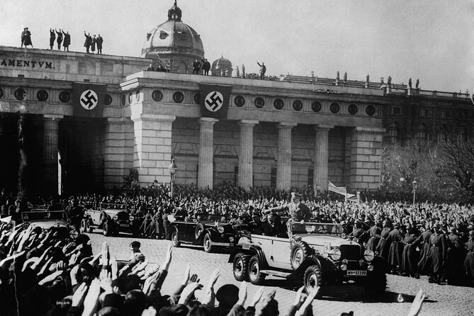 Historical Hitler Walking Tour of Vienna - Heldenplatz and March 15, 1938: The Balcony Speech That Became a Symbol