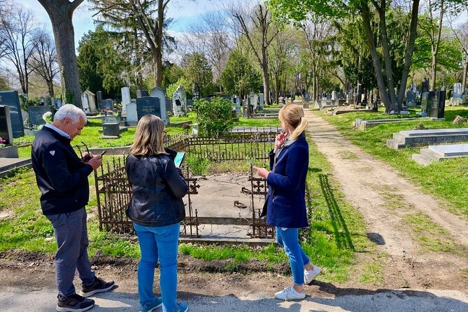 Mobile puzzle rally tour at the Vienna Central Cemetery - Vienna Central Cemetery, but make it a game