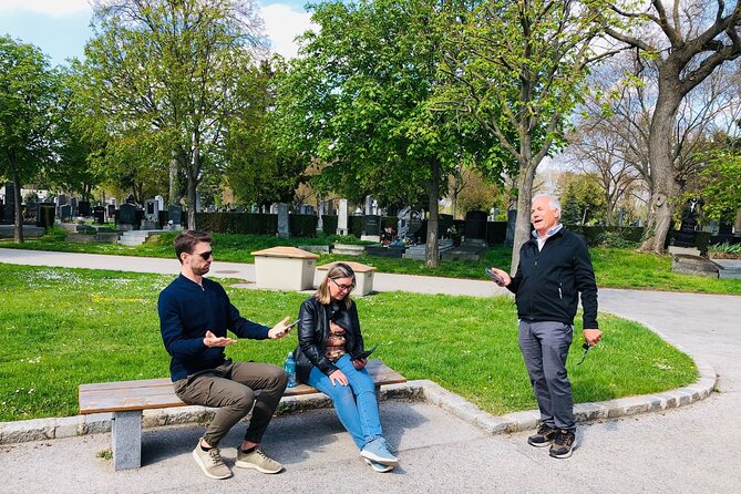 Mobile puzzle rally tour at the Vienna Central Cemetery - The phone-led route: how station puzzles shape your walk