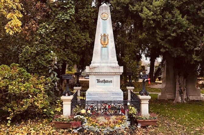 Mobile puzzle rally tour at the Vienna Central Cemetery - What you learn: why the cemetery is “too large” and what mock dead meant