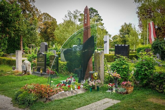 Mobile puzzle rally tour at the Vienna Central Cemetery - Starting at Zentralfriedhof 2. Tor: quick setup that keeps you moving