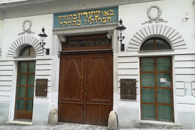 Private Jewish Vienna Walking Tour - Stop 3: Leopoldstadt memorial site with the four white columns