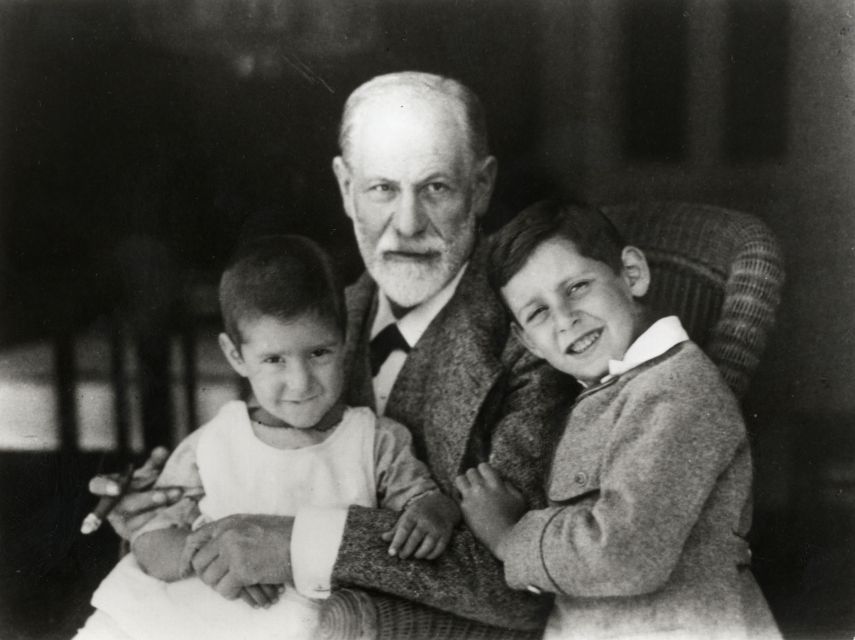 Sigmund Freud Museum Ticket - “Freud’s Couch” AR: using your phone in the exact spot