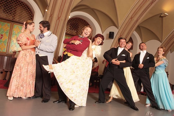 Skip the Line: Austrian Dinner Show Ticket in Vienna - Language, Music Style, and the English Question