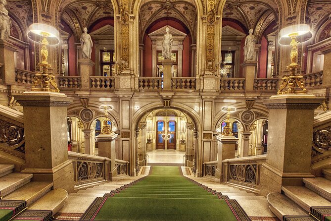 STATE OPERA - PRIVATE guided tour (tickets included) - Old and new Vienna in the same building