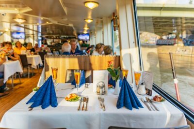 Vienna: 3-Course Evening Dinner Cruise - Onboard vibe on MS Blue Danube / MS Vindobona / MS Wien: where to sit and how to stay comfortable