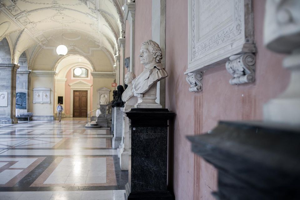 VIENNA AT NIGHT: Photo Tour of the Most Beautiful Buildings - Where the Tour Starts: University of Vienna Steps on Universitätsring
