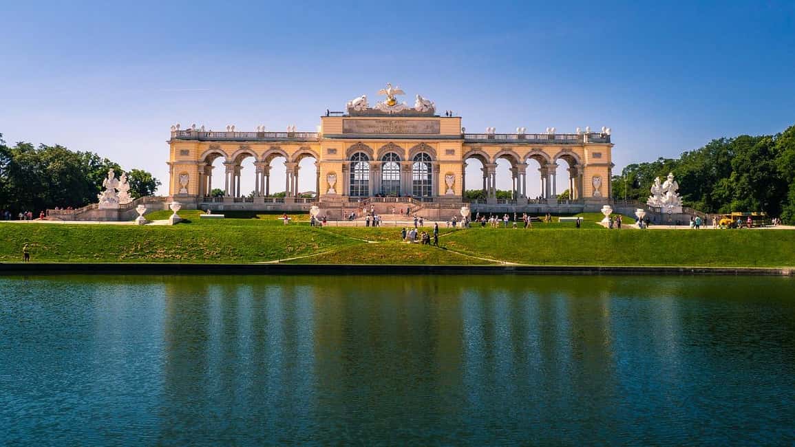 Vienna: Best of Vienna in 2 Hours with a Local - St. Stephen’s Cathedral and Vienna State Opera: seeing the drama without the rush