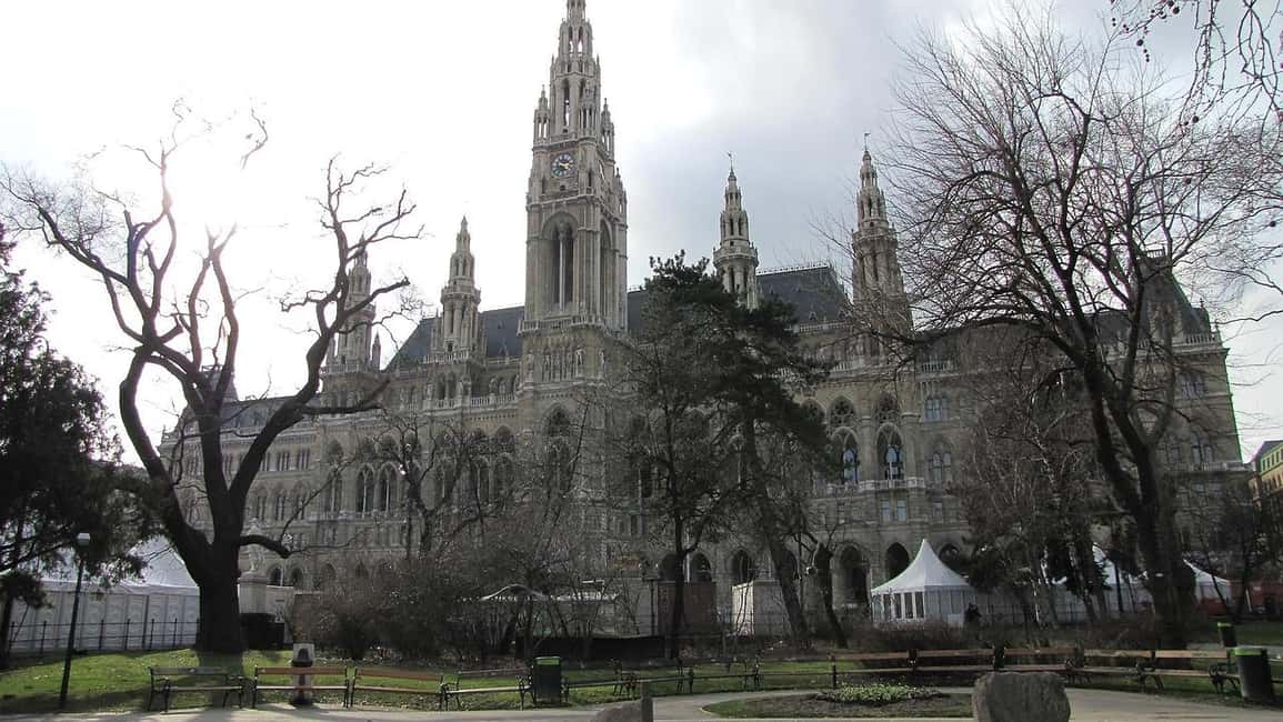 Vienna: Best of Vienna in 2 Hours with a Local - A pause for Vienna life: schnitzel and small shops