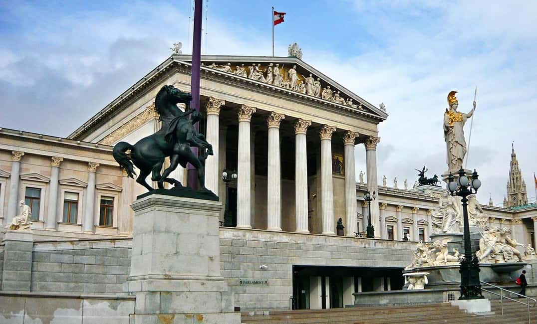 Vienna: Best of Vienna in 2 Hours with a Local - Starting at the Hofburg Palace: a smart first move