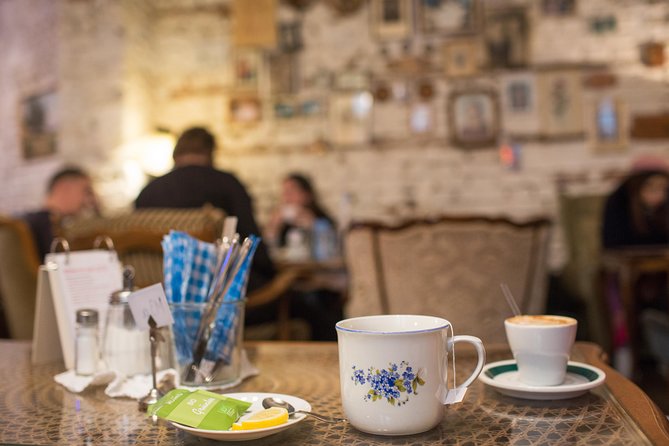 Vienna for Food Lovers: Cafés, Markets & Austrian Cuisine - The Hearty Lunch Moment: Schnitzel, Goulash, or Vegetarian Choices