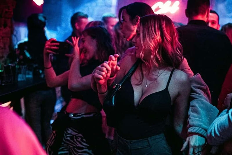 Vienna: Guided Pub Crawl with Club Entry - Magazine Bar / Stehachterl: Cocktails, Challenges, and a Mid-Night Switch