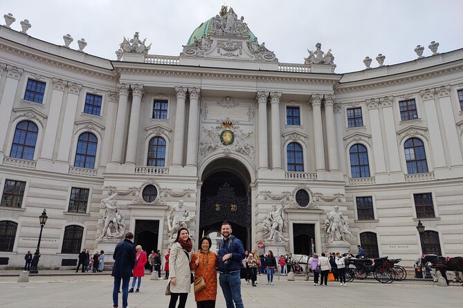 Vienna Highlight Tour - yue walk - Michaelerplatz, Kohlmarkt, and the Luxury Shopping Streets: Vienna as a Living Backdrop