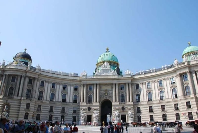 Vienna: History Highlight Walking Tour - Heldenplatz and the imperial facades you’re meant to look through