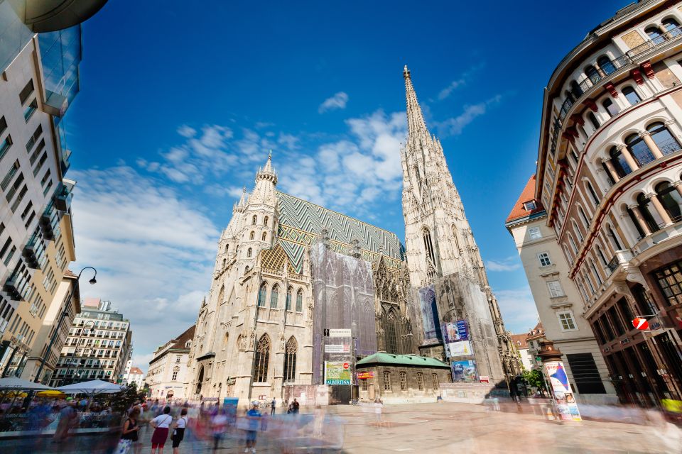 Vienna: Hop-On Hop-Off Sightseeing Bus Tour in 19 Languages - Green Line in Summer: Grinzing and Cobenzl Viewpoints