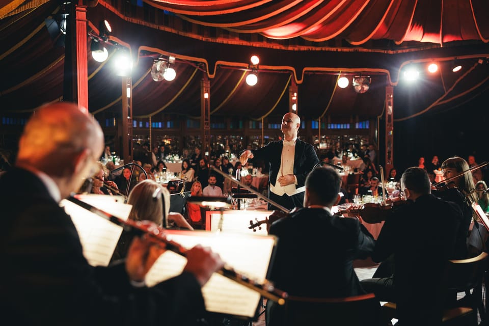Vienna: Johann Strauss Dinner Show at the Prater - Before and after: how to plan your evening around the 3 hours
