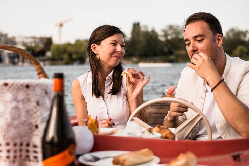Vienna: Retro Boat Tour on the Danube River with Picnic - Practical tips so your picnic goes smoothly