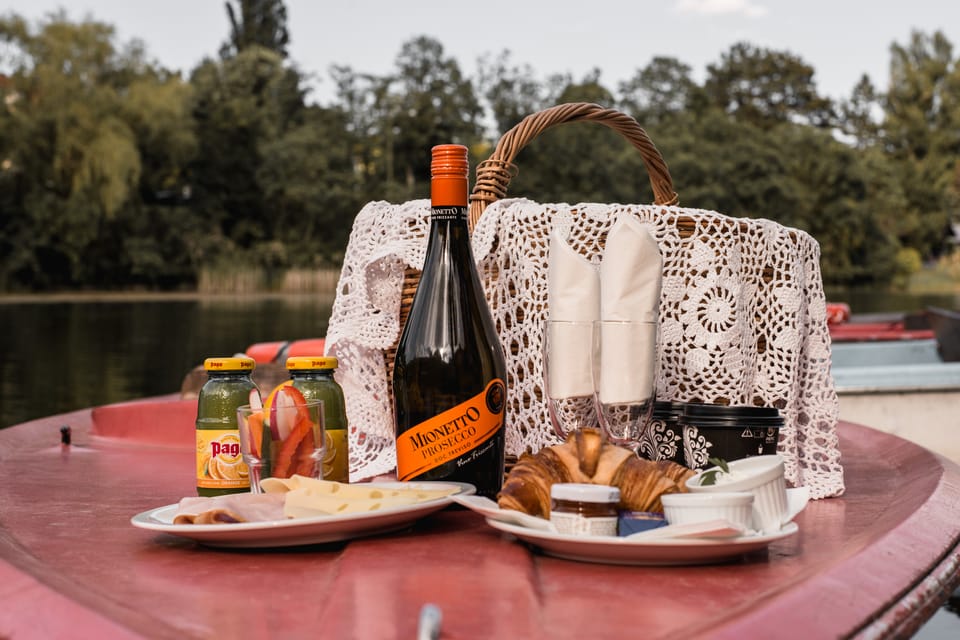 Vienna: Retro Boat Tour on the Danube River with Picnic - The picnic-brunch basket: what’s inside and why it works onboard