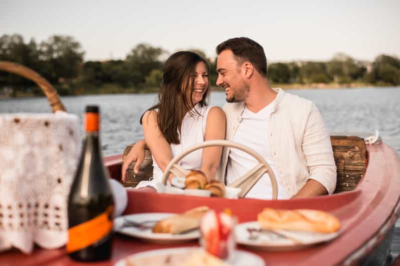 Vienna: Retro Boat Tour on the Danube River with Picnic - Meeting point reality: start at the restaurant, then switch modes