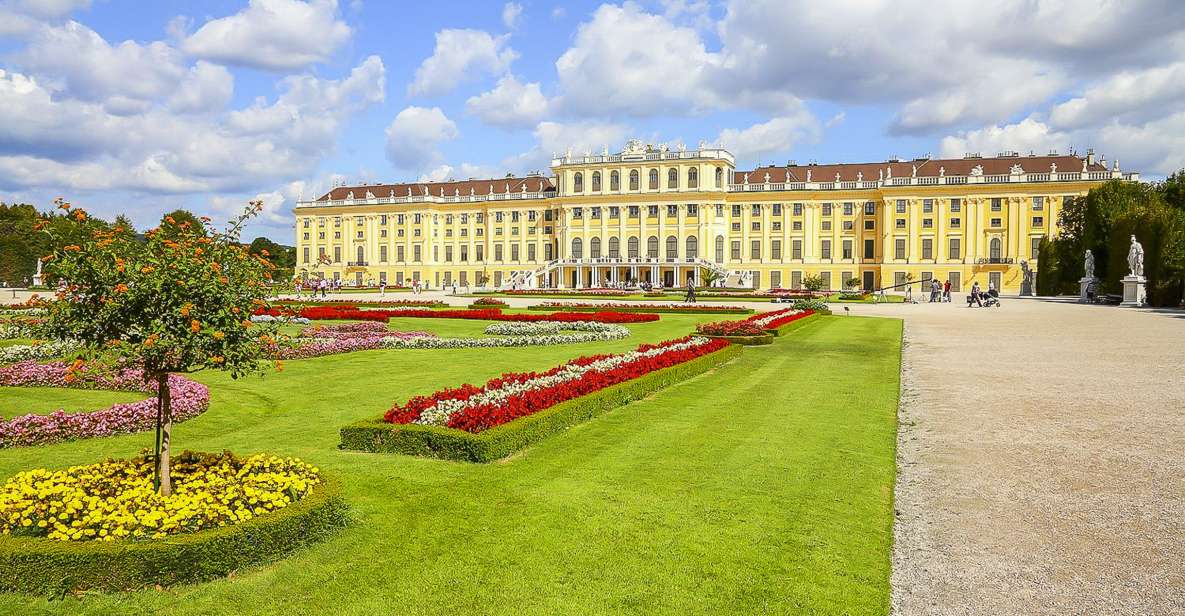 Vienna: Schönbrunn Palace & Gardens Skip-the-Line Tour - Meeting at Ehrenhof Fountain (and why the green umbrella helps)