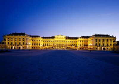 Vienna: Schönbrunn Palace Tour at 7 PM & Classical Concert - The in-between time: plan for the walk and the waiting gap