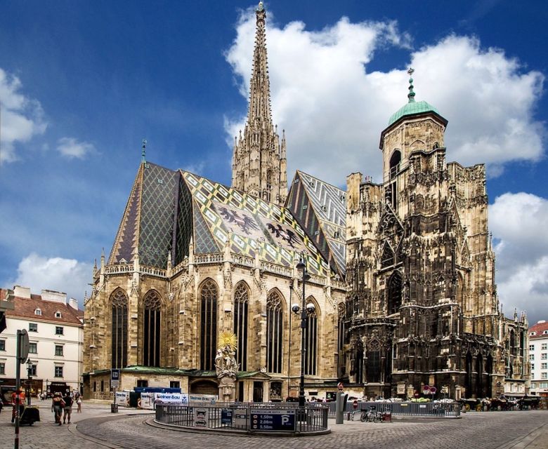 Vienna: Sightseeing Tour in a 1920s Classic Style Car - Stadtpark to music-landmarks and grand hotels near the Staatsoper finish
