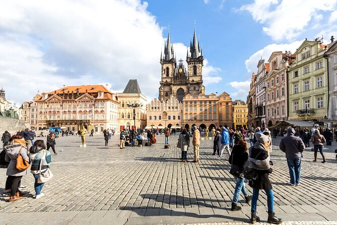 Vienna to Prague: Full-Day Private Tour with Guide and Transfers - Prague Castle and St. Vitus Cathedral without wasting your energy