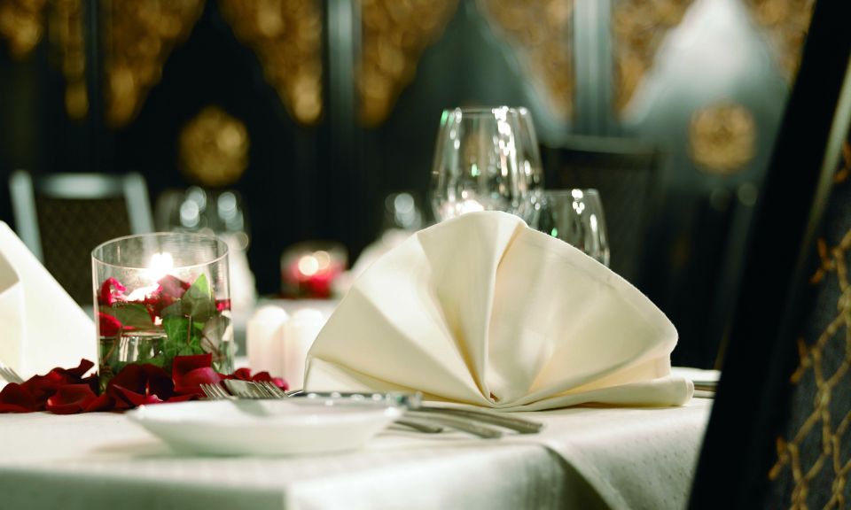 Vienna: Traditional Dinner Show at the Wiener Rathauskeller - What the show is really like: operetta, folk, and the Vienna waltz beat
