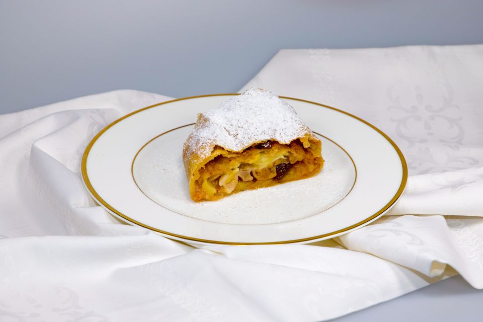 Vienna: Wiener Schnitzel and Strudel Cooking Class - Language comfort: English or German during the class