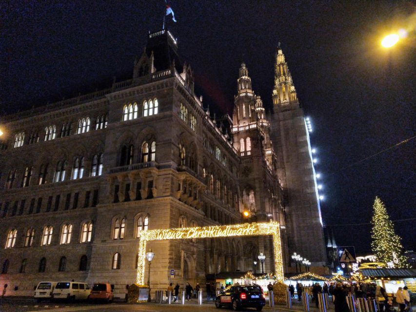 Wien: Tour with locals on the trails of the Christmas Tree - Palace-to-Palace Highlights in the Historic Center