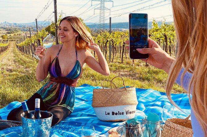 Wine Picknick overlocking vienna - The open Italian APE ride that makes Vienna feel slow